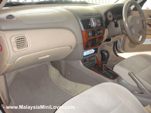 2004 Nissan Sentra interior
